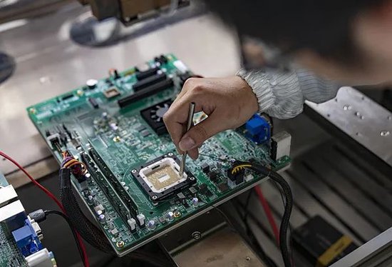 浙江省金华市龙芯科创园内，工作人员正在记录芯片数据。